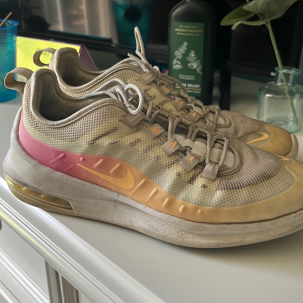 Size US 8.5 Women’s Nike air max’s.
